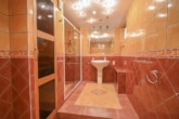 Badezimmer mit Dusche KG - DIETZ: EFH auf einem 2.667m² großem naturnahen Grundstück in Bad König in Alleinlage.