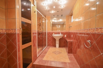 DIETZ: EFH auf einem 2.667m² großem naturnahen Grundstück in Bad König in Alleinlage. - Badezimmer mit Dusche KG (692351)