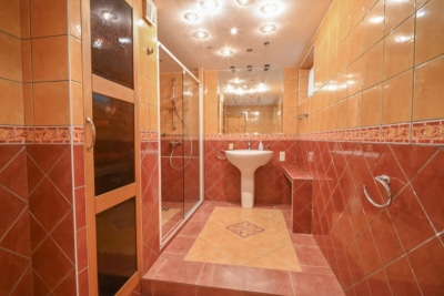 DIETZ: EFH auf einem 2.667m² großem naturnahen Grundstück in Bad König in Alleinlage. Sofort frei! - Badezimmer mit Dusche KG (697639)