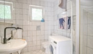 Tageslichtbad mit Dusche EG - DIETZ: EFH auf einem 2.667m² großem naturnahen Grundstück in Bad König in Alleinlage.