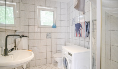 DIETZ: EFH auf einem 2.667m² großem naturnahen Grundstück in Bad König in Alleinlage. Sofort frei! - Tageslichtbad mit Dusche EG (697626)