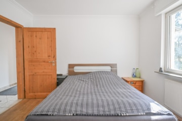 DIETZ: EFH auf einem 2.667m² großem naturnahen Grundstück in Bad König in Alleinlage. - Schlafzimmer 1 EG (692335)