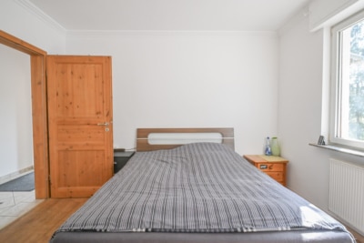 DIETZ: EFH auf einem 2.667m² großem naturnahen Grundstück in Bad König in Alleinlage. Sofort frei! - Schlafzimmer 1 EG (697623)
