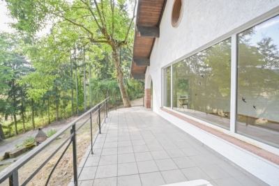 DIETZ: EFH auf einem 2.667m² großem naturnahen Grundstück in Bad König in Alleinlage. Sofort frei! - Balkon EG (697619)