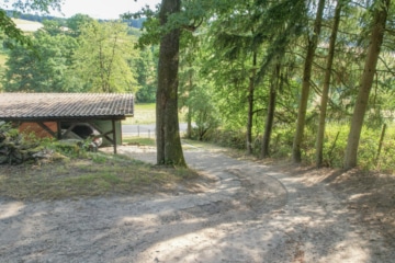 DIETZ: EFH auf einem 2.667m² großem naturnahen Grundstück in Bad König in Alleinlage. - Einfahrt zum Haus (692371)