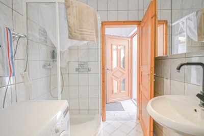 DIETZ: EFH auf einem 2.667m² großem naturnahen Grundstück in Bad König in Alleinlage. Sofort frei! - Tageslichtbad mit Dusche EG (697627)