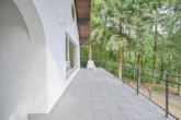Balkon EG - DIETZ: EFH auf einem 2.667m² großem naturnahen Grundstück in Bad König in Alleinlage.