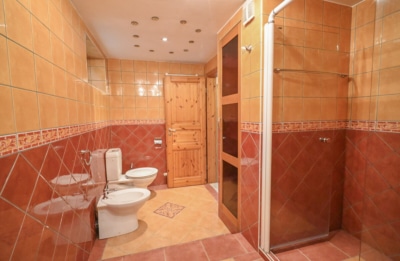 DIETZ: EFH auf einem 2.667m² großem naturnahen Grundstück in Bad König in Alleinlage. Sofort frei! - Badezimmer mit Dusche KG (697640)