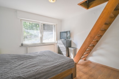 DIETZ: EFH auf einem 2.667m² großem naturnahen Grundstück in Bad König in Alleinlage. Sofort frei! - Schlafzimmer 1 EG (697622)