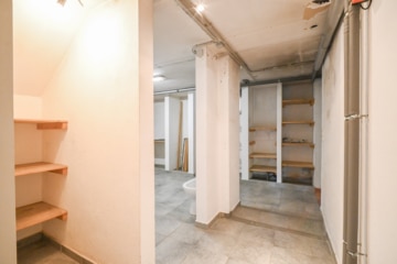 DIETZ: EFH auf einem 2.667m² großem naturnahen Grundstück in Bad König in Alleinlage. - Wasch- und Lagerraum KG (692353)