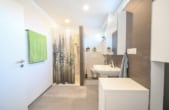 Tageslichtbadezimmer - DIETZ: Moderne Dachgeschosswohnung in zentraler Lage von Groß-Zimmern!