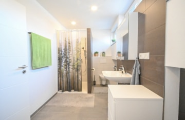 DIETZ: Moderne Dachgeschosswohnung in zentraler Lage von Groß-Zimmern! - Tageslichtbadezimmer (668189)