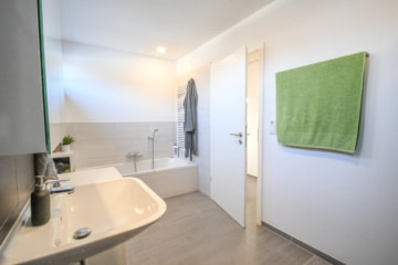 DIETZ: Moderne Dachgeschosswohnung in zentraler Lage von Groß-Zimmern! - Tageslichtbadezimmer (668190)