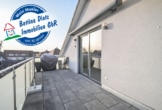 Balkon - DIETZ: Moderne Dachgeschosswohnung in zentraler Lage von Groß-Zimmern!