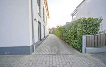 DIETZ: Moderne Dachgeschosswohnung in zentraler Lage von Groß-Zimmern! - Einfahrt (668200)