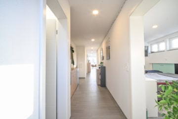 DIETZ: Moderne Dachgeschosswohnung in zentraler Lage von Groß-Zimmern! - Flur (668193)