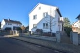 DIETZ: Gepflegtes 1-2 Familienhaus mit Garten, Nebengebäude und Keller in Harreshausen! - Ansicht von der Straße