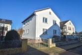 DIETZ: Gepflegtes 1-2 Familienhaus mit Garten, Nebengebäude und Keller in Harreshausen! - Ansicht von der Straßenzufahrt