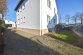 DIETZ: Gepflegtes 1-2 Familienhaus mit Garten, Nebengebäude und Keller in Harreshausen! - Gepflasterte Einfacht zur Garage