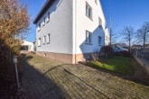 DIETZ: Gepflegtes 1-2 Familienhaus mit Garten, Nebengebäude und Keller in Harreshausen! - Einfahrt zur Garage