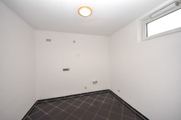 DIETZ: Bürohaus mit über 290m² Fläche im Gewerbegebiet zu vermieten! 40m² Dachterrasse! - Küche 2. OG (650759)
