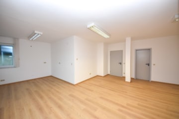 DIETZ: Bürohaus mit über 290m² Fläche im Gewerbegebiet zu vermieten! 40m² Dachterrasse! - Büroraum (650739)