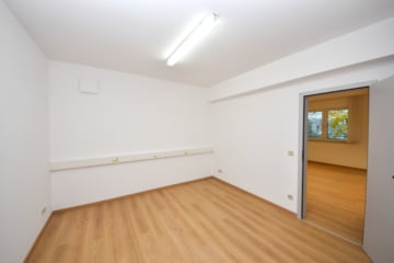 DIETZ: Bürohaus mit über 290m² Fläche im Gewerbegebiet zu vermieten! 40m² Dachterrasse! - Büroraum o. Abstellraum (650744)
