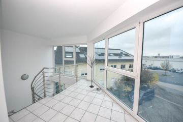 DIETZ: Bürohaus mit über 290m² Fläche im Gewerbegebiet zu vermieten! 40m² Dachterrasse! - Treppenhaus (650764)