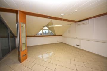 DIETZ: Bürohaus mit über 290m² Fläche im Gewerbegebiet zu vermieten! 40m² Dachterrasse! - Büroraum (650756)