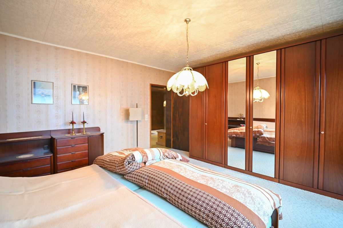 Schlafzimmer OG 1 von 3