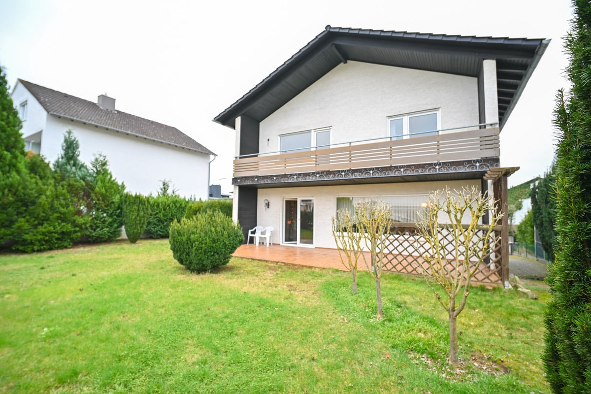 Außenansicht mit Garten