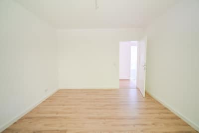 DIETZ: 4-Zimmer-Terrassen-Garten-Wohnung im 7-FH m. Garage und 2 Terrassen nähe Godelsberg-Waldrand! - Schlafzimmer 1 von 3 (702660)