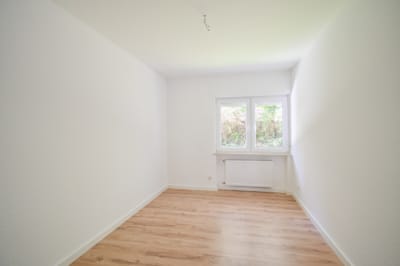 DIETZ: 4-Zimmer-Terrassen-Garten-Wohnung im 7-FH m. Garage und 2 Terrassen nähe Godelsberg-Waldrand! - Schlafzimmer 2 von 3 (702661)