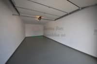 Große Garage links
