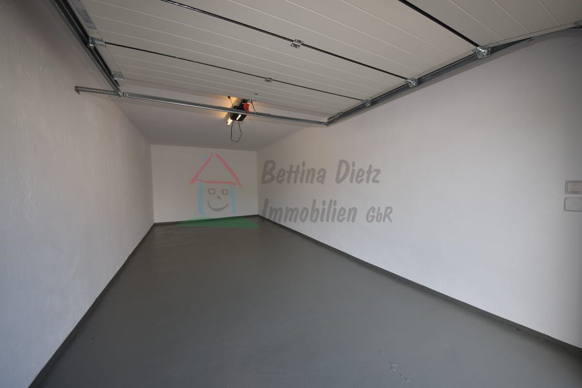 Große Garage links
