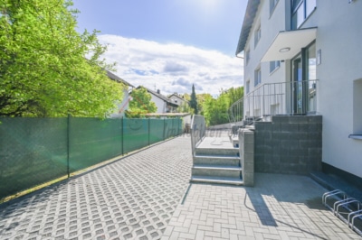 DIETZ: 4-Zimmer-Terrassen-Garten-Wohnung im 7-FH m. Garage und 2 Terrassen nähe Godelsberg-Waldrand! - Einfahrt (702673)