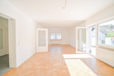 DIETZ: 4-Zimmer-Terrassen-Garten-Wohnung im 7-FH m. Garage und 2 Terrassen nähe Godelsberg-Waldrand! - Wohnzimmer (702656)