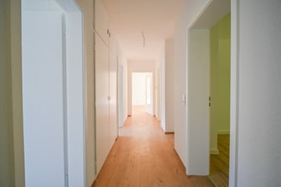 DIETZ: 4-Zimmer-Terrassen-Garten-Wohnung im 7-FH m. Garage und 2 Terrassen nähe Godelsberg-Waldrand! - Flur (702670)
