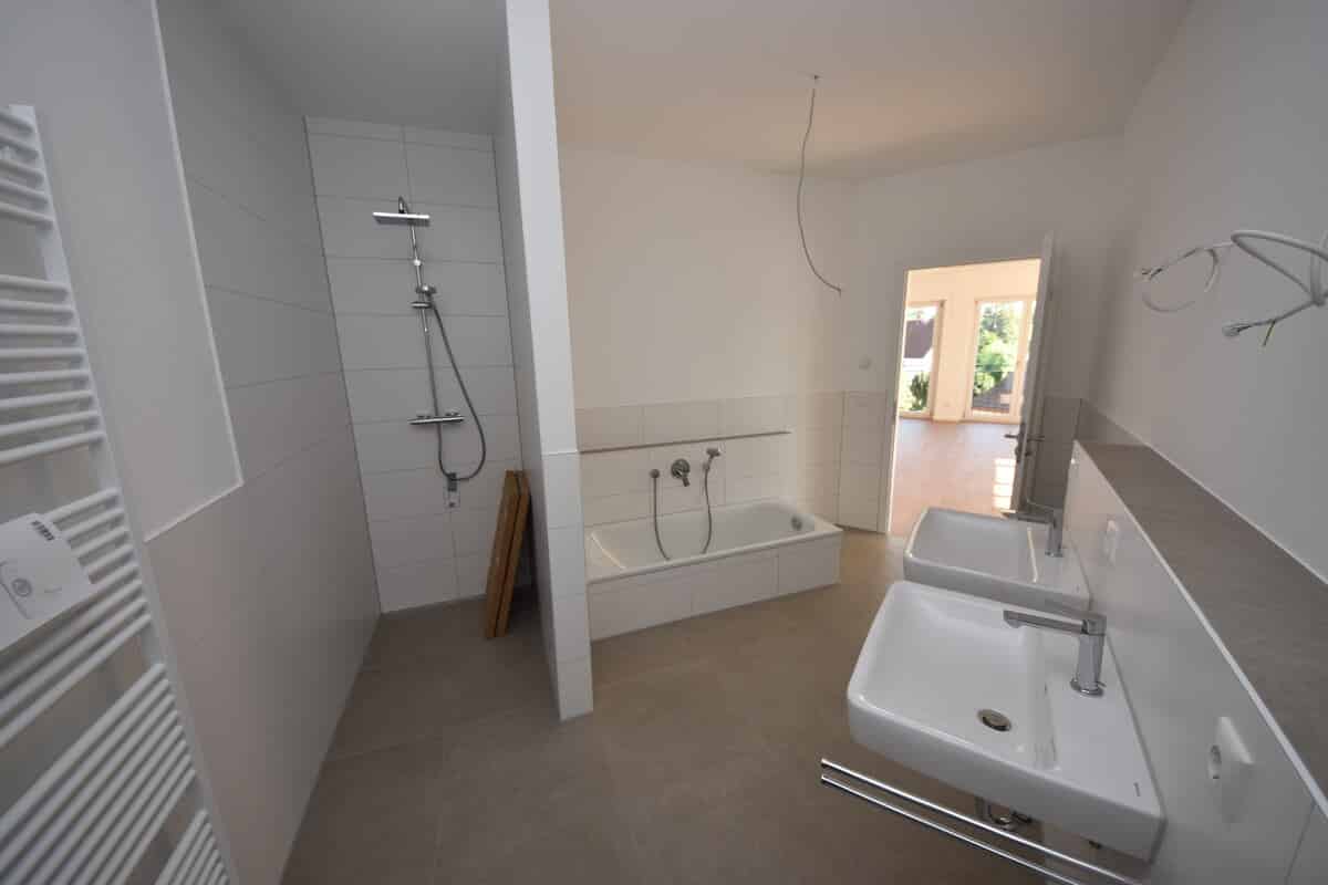 Badezimmer mit Wanne+Dusche