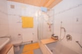 DIETZ: Haus im Haus! Große Maisonette-Eigentumswohnung mit Garage in beliebter Lage von Babenhausen! - Badezimmer mit Dusche und Wanne