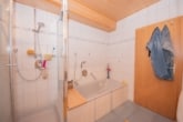 DIETZ: Haus im Haus! Große Maisonette-Eigentumswohnung mit Garage in beliebter Lage von Babenhausen! - Badezimmer mit Dusche und Wanne
