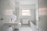 Tageslichtbadezimmer - DIETZ: Gepflegte Obergeschosswohnung mit Balkon und Stellplatz in Babenhausen – Hergershausen.