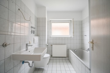 DIETZ: Gepflegte Obergeschosswohnung mit Balkon und Stellplatz in Babenhausen – Hergershausen. - Tageslichtbadezimmer (691813)