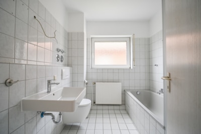 DIETZ: Gepflegte Obergeschosswohnung mit Balkon und Stellplatz in Babenhausen – Hergershausen. - Tageslichtbadezimmer (698038)