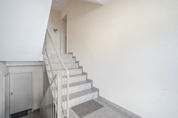 DIETZ: Gepflegte Obergeschosswohnung mit Balkon und Stellplatz in Babenhausen – Hergershausen. - Treppenhaus (686898)