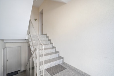 DIETZ: Gepflegte Obergeschosswohnung mit Balkon und Stellplatz in Babenhausen – Hergershausen. - Treppenhaus (698048)