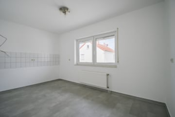 DIETZ: Gepflegte Obergeschosswohnung mit Balkon und Stellplatz in Babenhausen – Hergershausen. - Küche (691807)