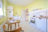 Küche mit EBK - DIETZ: Gepflegte Obergeschosswohnung mit Balkon und Stellplatz in Babenhausen – Hergershausen.