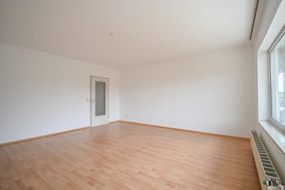 DIETZ: Gepflegte Obergeschosswohnung mit Balkon und Stellplatz in Babenhausen – Hergershausen. - Wohnzimmer (698029)
