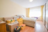 Schlafzimmer - DIETZ: Gepflegte Obergeschosswohnung mit Balkon und Stellplatz in Babenhausen – Hergershausen.